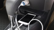 Ngecas HP di mobil bikin aki soak