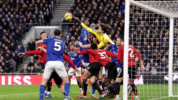 taktik keroyok kiper Liga Inggris