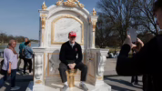 Kritik toilet emas Donald Trump