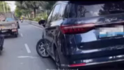 Kerusakan as roda BYD M6 patah di jalan