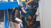 Evakuasi penumpang kapal di Kepulauan Seribu