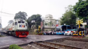 Tips Aman Menyeberang Rel Kereta