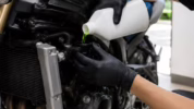 mengganti air radiator motor