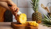 cara memotong nanas yang benar