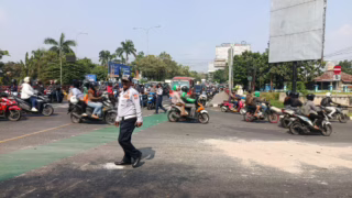 cara mengemudi truk yang aman