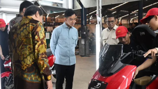 Gibran tinjau pabrik motor listrik