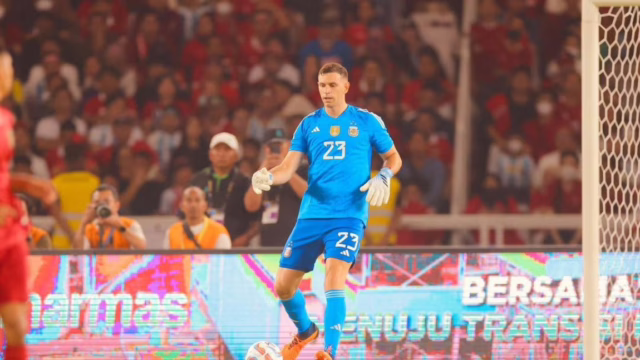 Emiliano Martinez kunjungi Jakarta