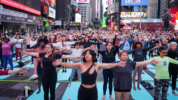 yoga massal di Times Square