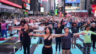 yoga massal di Times Square