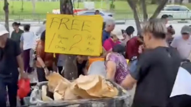 bagi-bagi durian gratis