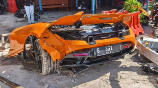 kecelakaan mclaren terbelah dua