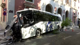 bus menabrak gedung dewan di Spanyol